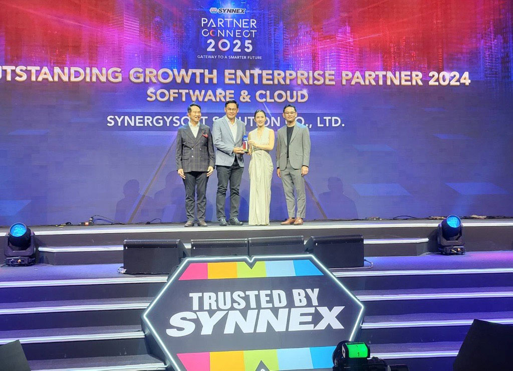 คุณสถาปัตย์ วิจิตรพันธุ์ กรรมการผู้จัดการ บริษัท ซินเนอร์จี้ซอฟต์ โซลูชั่น จำกัด ตัวแทนรับรางวัล