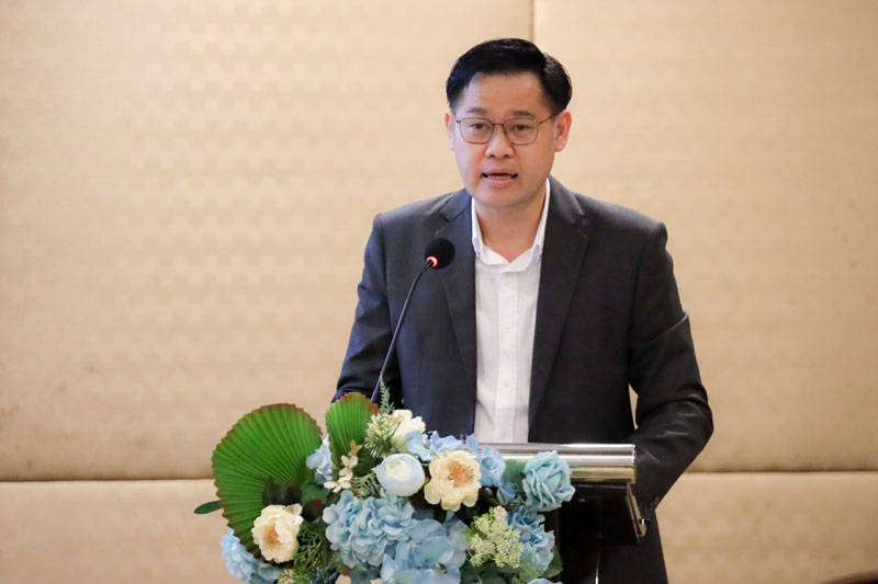 คุณสถาปัตย์ วิจิตรพันธุ์ กรรมการผู้จัดการ บริษัท ซินเนอร์จี้ซอฟต์ โซลูชั่น จำกัด กล่าวต้อนรับ